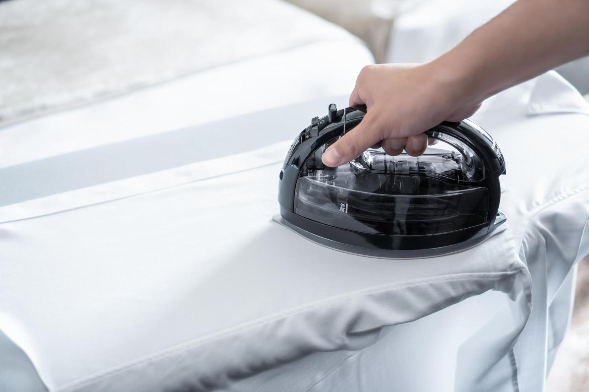 The Royal Park Hotel Iconic Osaka Midosuji Phòng bức ảnh A steam iron