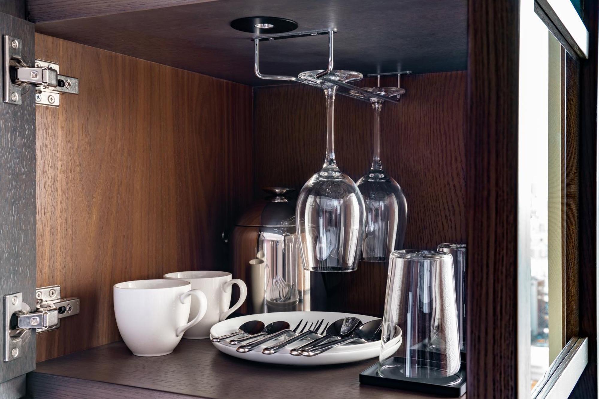 The Royal Park Hotel Iconic Osaka Midosuji Phòng bức ảnh A wine glass rack